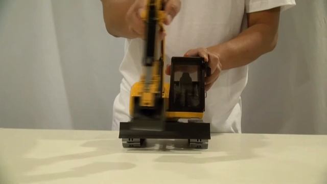 Bruder CAT Mini Excavator with Worker Unboxing and Play смотреть онлайн