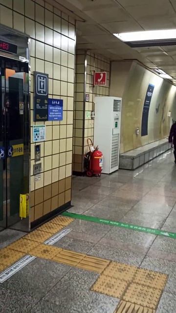 Лифты для пассажиров в Сеульском метро. Жизнь в Корее. смотреть онлайн