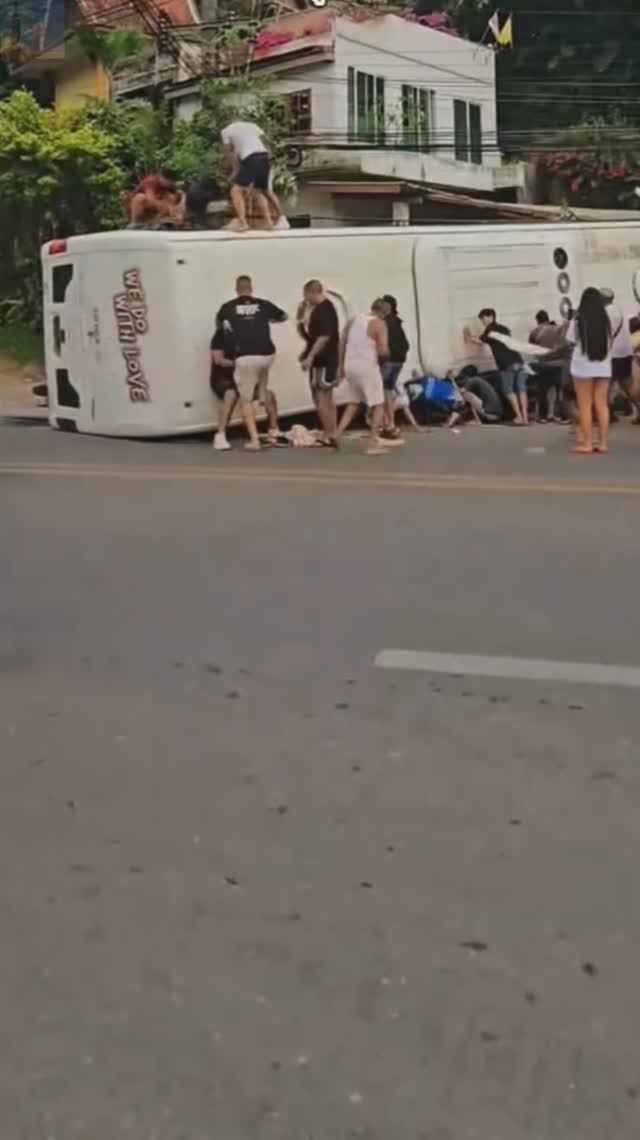 Автобус с российскими туристами перевернулся на таиландском острове Пхукет🚌🏝️ смотреть онлайн