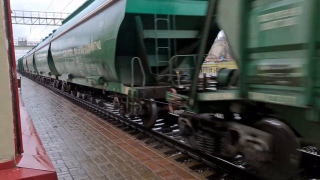 Электровоз БКГ1-004 с грузовым поездом проследует станцию Минск-Восточный. смотреть онлайн