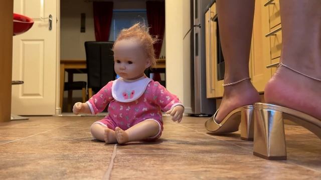 Toy Doll Crush Golden Mules Sweaty Sticky Feet Foot Fetish Shoe Fetish Part 2 #asmr #crushing #crus смотреть онлайн