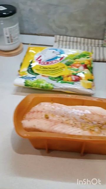 Быстрый и полезный обед. Минтай с овощами в духовке.