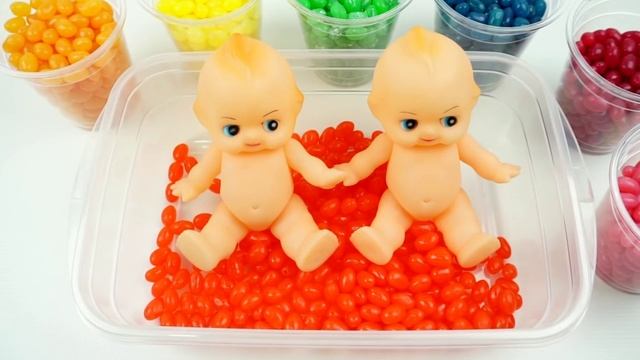 Учим цвета с мягкими сетчатыми мячиками и машинкой для изготовления Play-Doh спагетти Веселые песенк смотреть онлайн