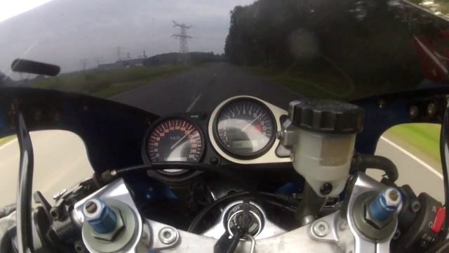 Kawasaki zx9-r 1999 acceleration 0-200 KM/H on abandoned autobahn смотреть онлайн