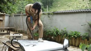 Девушка восстанавливает минивэн