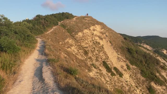 Поход по горам. Пешая прогулка по красивым местам у черного моря. смотреть онлайн