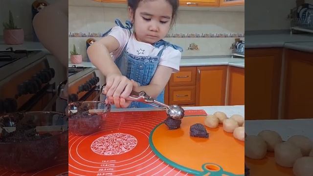 пирожное очень быстро и вкусно приготовить просто.   Печенье,Сливки, сливочный сыр,шоколад