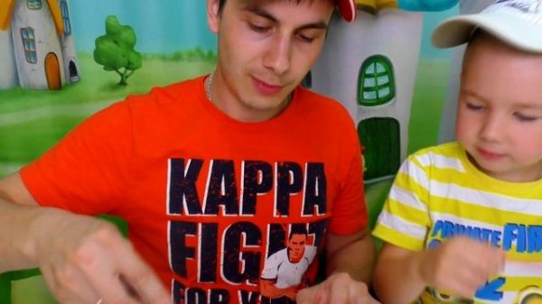 Рома и папа играют в челлендж со сладостями