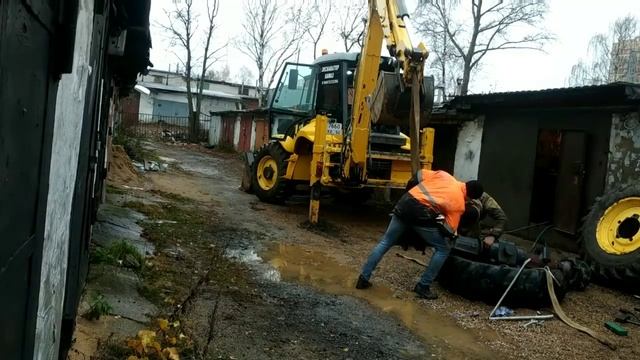 Ремонт заднего моста на экскаватор погрузчик New Holland. Видео из архива