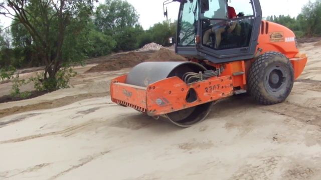 Отсыпка и трамбовка грунта виброкатком перед началом строительства - steh39.ru смотреть онлайн