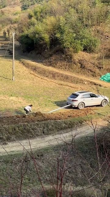 Дачник вспахивает огород на Porsche. Владелец привязал к немецкому кроссоверу плуг смотреть онлайн