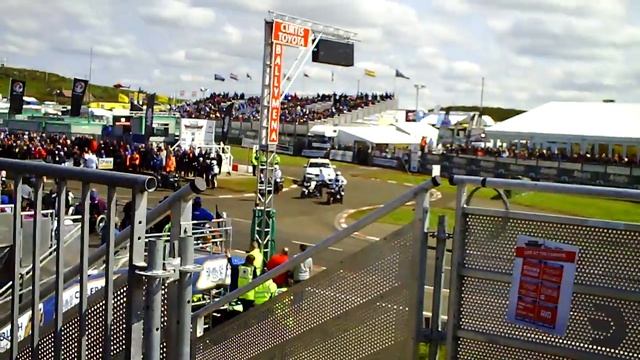 Bikes Pulling Away From Start Line At NorthWest 200 Races смотреть онлайн