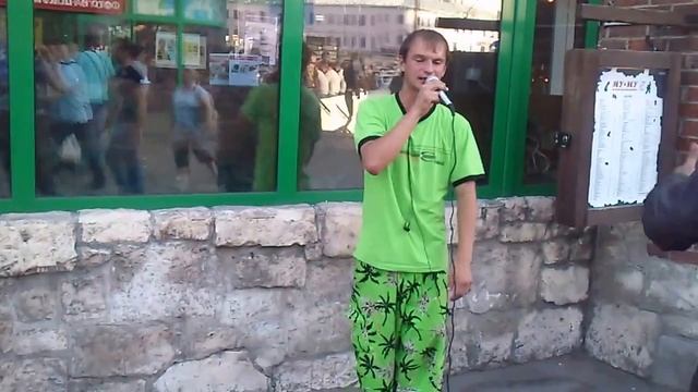 Парень на улице читает рэп смотреть онлайн