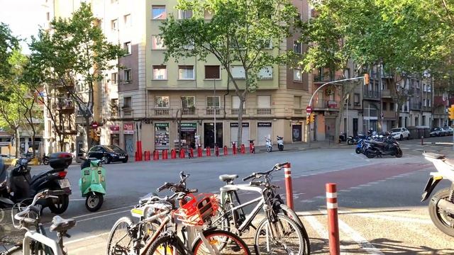 Carrer de Padilla, Gracia Barcelona. смотреть онлайн