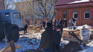храм Петра и Павла Ягул  поднятие купола и креста 22.03.2025.mp4
