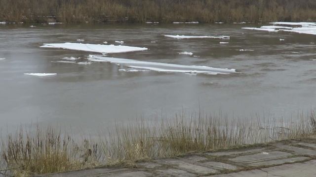 Отколовшиеся льдины плывут по Томи(Кемерово)
