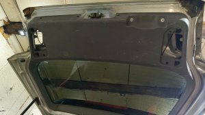 как снять обшивку  "накладку "задней двери Субару Форестер 2000 2002 год