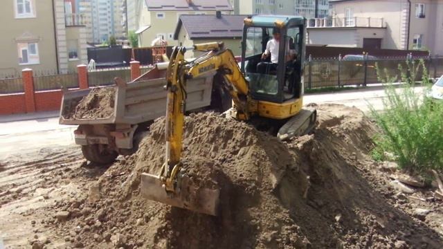 Аренда миниэкскаватора - погрузка грунта в самосвал. смотреть онлайн