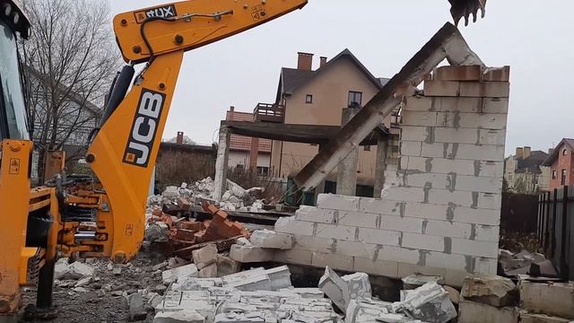 Снос дома экскаватором JCB 4CX: ломаем стены и фундамент ковшом и гидромолотом. смотреть онлайн