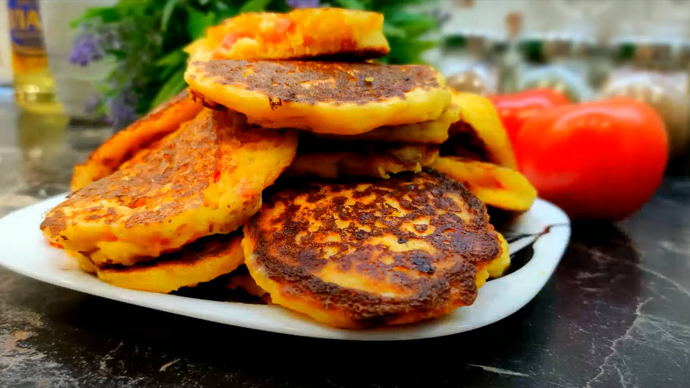 Рецепт завтрака. Оладьи с помидорами и сыром. Лепёшки на кефире. смотреть онлайн