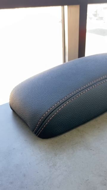 Toyota Avensis T250. Перетяжка подлокотника смотреть онлайн