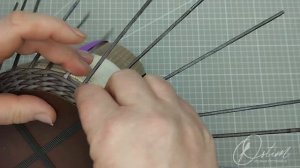 Плетение корзины из бумажной лозы.