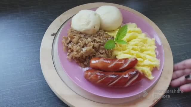 Капуста квашеная, тушёная с картофельным пюре и грильными сосисками. Вкусный обед для всей семьи