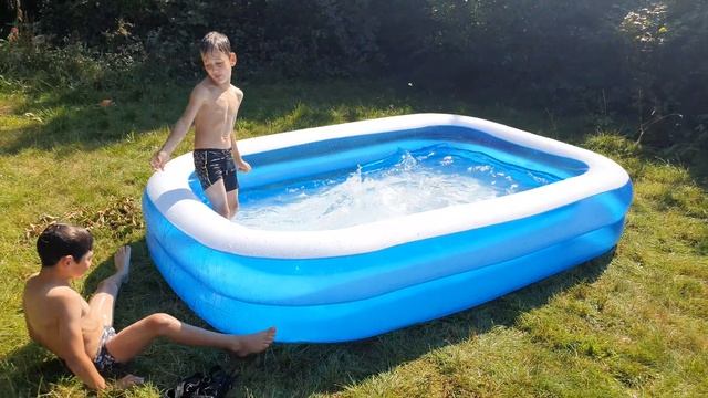 Ден с басейн