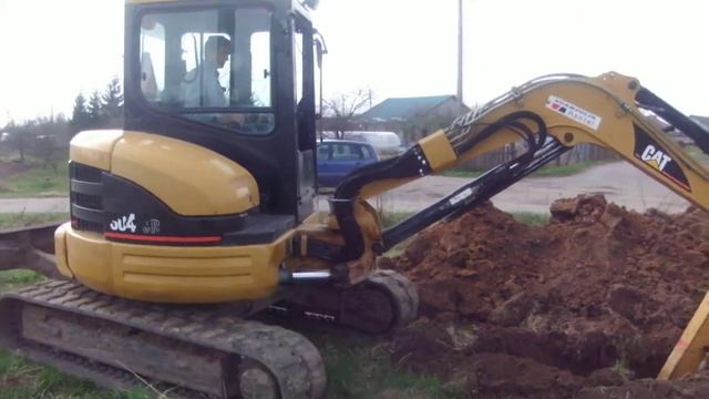 Миниэкскаватор Cat 304C CR копает траншею внутрипоселкового газопровода. Калининград смотреть онлайн