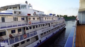 Теплоход ПРЕЗИДЕНТ с борта теплохода ЛЕБЕДИНОЕ ОЗЕРО