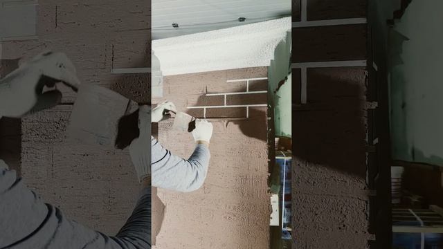 Как вовремя удаления трафарета с фасада дома проявляется фактура кирпичной кладки. Короед Церезит