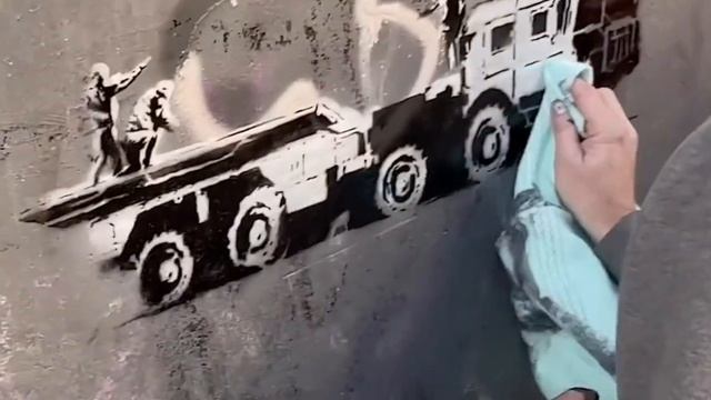 Бэнкси в Киеве: опубликовал в Instаgram видео того, как он работал над своими рисунками в Украине смотреть онлайн