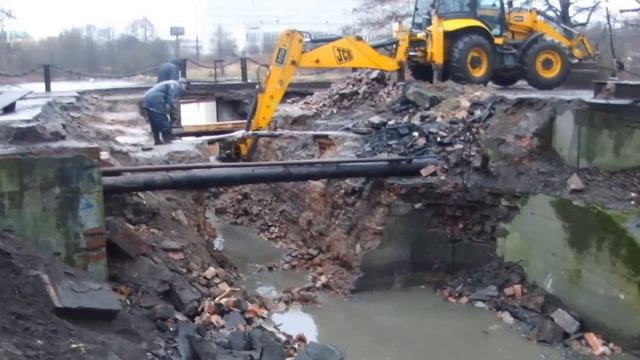 Экскаватор-погрузчик JCB Super работает телескопом на чистке дна ручья смотреть онлайн