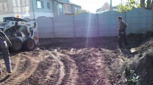 Может ли мини-погрузчик Бобкэт загрузить самосвал? - Спецтехника39