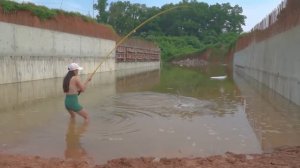 Красивая девушка ловит рыбу #fishing