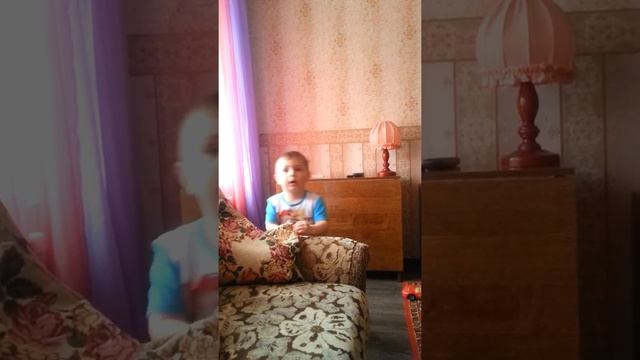 Малыш поёт песню Зверей смотреть онлайн
