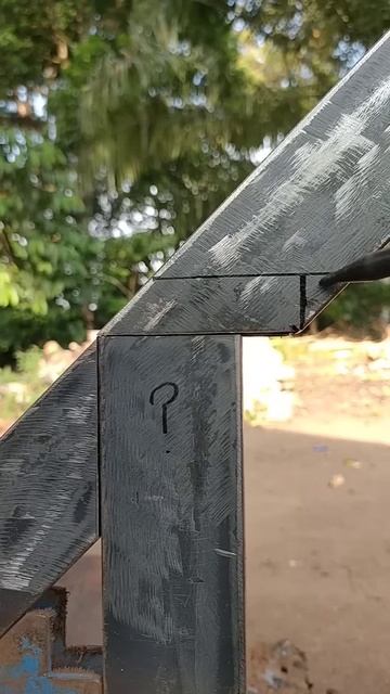 Не многие люди знают хитрость резки квадратного железа при изготовлении лестничных опор