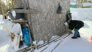 Он лезет обниматься.