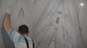 Как работать с крупноформатной плиткой если нет специального инструмента.