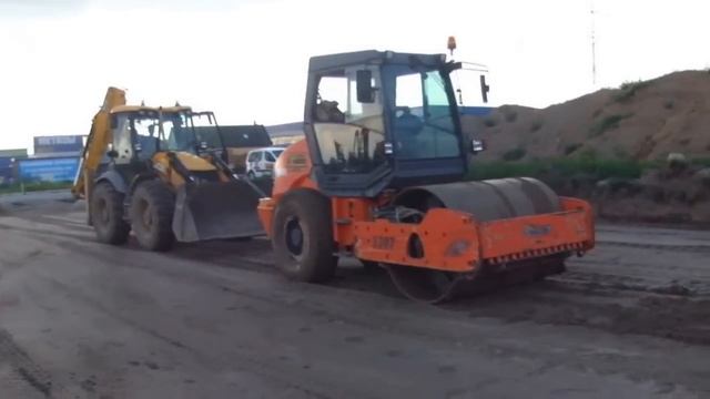 Тянем из болота бегемота - трактор JCB буксирует каток - steh39.ru смотреть онлайн