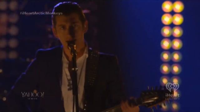 Arctic Monkeys - iHeartRadio - Do I Wanna Know смотреть онлайн