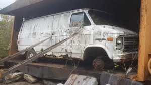 Гидравлический пресс давит старые машины.