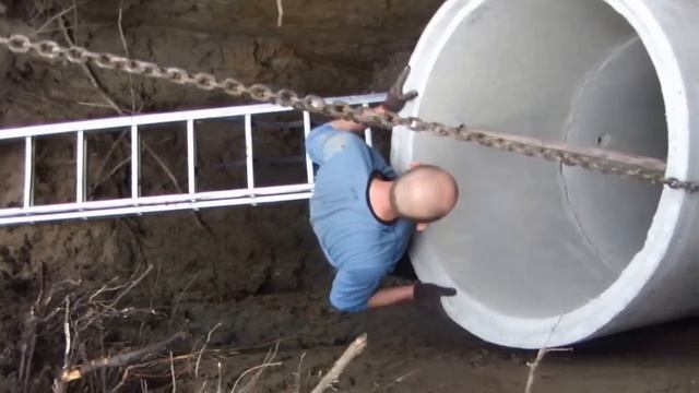 Трактор JCB 4CX монтирует кольца колодца - аренда в Кал смотреть онлайн