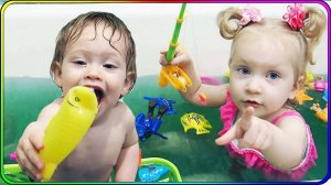 Рыбалка в ванной! Купаемся, играем и ловим рыбу!