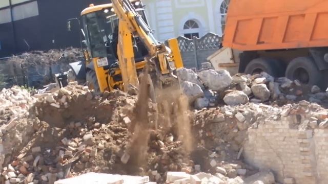 Экскаватор-погрузчик JCB 4CX Super грузит самосвал КАМАЗ - аренда в Калининграде смотреть онлайн