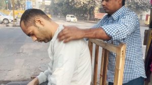 Удивительный космический массаж головы от уличного парикмахера. Очень расслабляющий уличный массаж