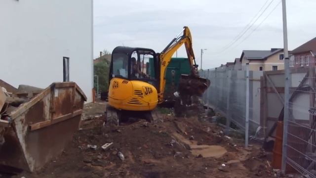 Как убрать строительный мусор с участка мини-экскаватором - steh39.ru смотреть онлайн