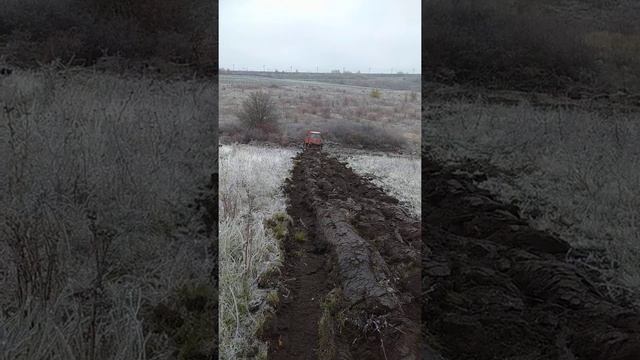 Пахота на ДТ 75 по болоту и льду