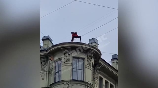 Пьяный мужчина в красном плаще разгуливал по краю крыши доходного дома Томилина смотреть онлайн
