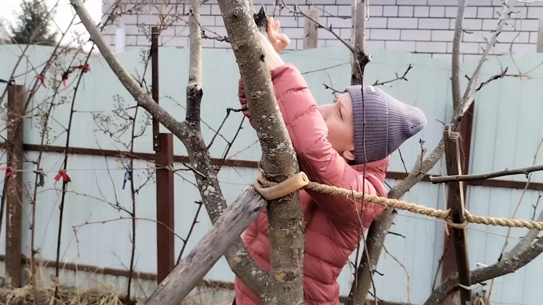 Мы открываем новый сезон. Как нас встретили сад и огород. Обрезка яблонь и слив. смотреть онлайн